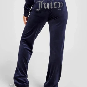 Juicy couture byxor  - Marinblå juicy couture med glitter på rumpan. Använd fåtal gånger, alla stenar är kvar💙 500kr