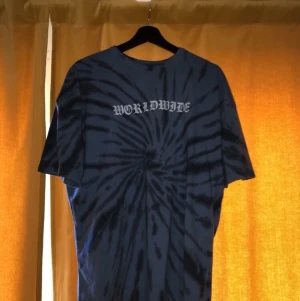 Rensning, allt ska bort! - Tre olika t-shirts i storlek S. De två första passar M-L. Allt är i princip nytt och säljs mycket billigt. 150kr styck eller 400kr för alla tre.