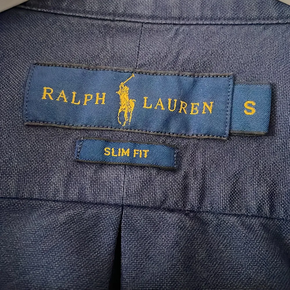 Marinblå skjorta från Polo Ralph Lauren i bra skick. Storlek: S. Passform: Slimfit. Skjortor.