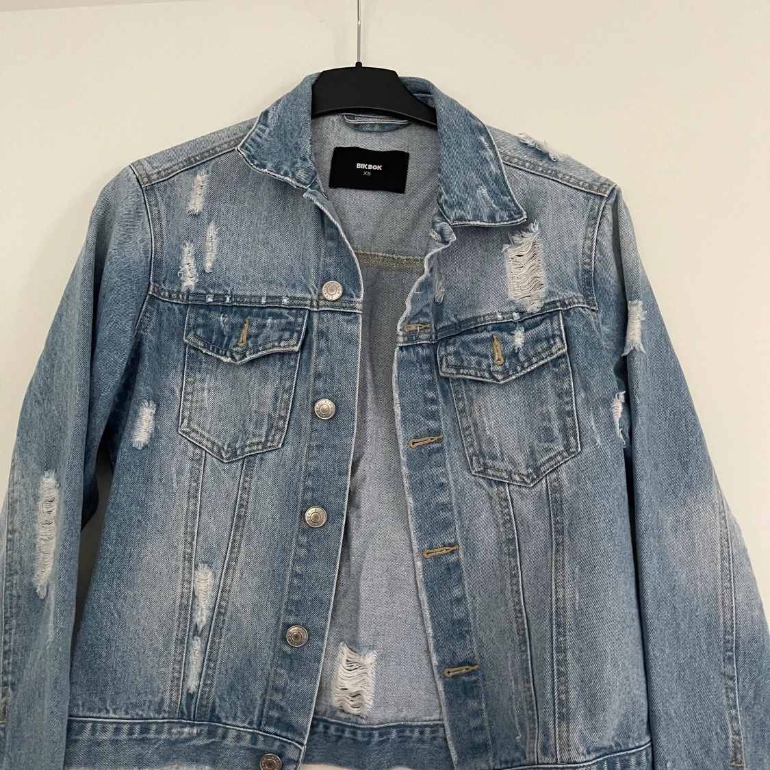 Jeans jacka med slitningar 