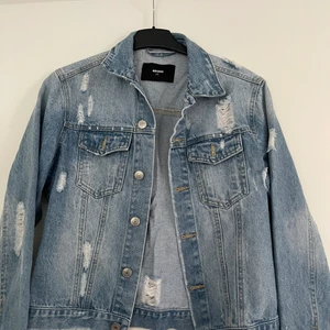 Jeans jacka med slitningar  - Perfekt jeans jacka till hösten som är lite tunnare. Jackan har används ett fåtal gånger men är i ett bra skick. 