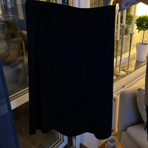 Kjol - En utsvängd kjol med resårband i midjan 