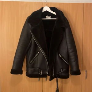 Jacka  - (Bonded aviator) jacka i stl 36. Säljer den då den är alldeles för stor på mig. Köpt för 1099 från NA-KD! Köp direkt för 700+frakt. Pris kan diskuteras 