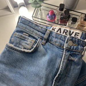Karve jeans  - Karve jeans i nyskick, använda fåtal gånger. Står att det är stl S men jag är en M. 166cm lång. Frakt tillkommer! 