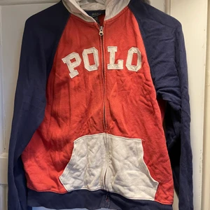 Hoodie Ralph Lauren Junior-XL - Snygg skön hoodie från Ralph Lauren. Köpt hos Kids Brand Store för ett par år sen. Passar 12-14 åringar. 