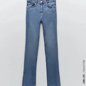 Blå jeans från Zara - Säljer dessa slutsålda jeans från Zara i modellen ”split skinny”. Köpte här på plick men dom passade inte mig tyvärr. Storlek 36 och aldrig använda, endast provade🫶🏼