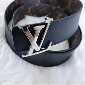 ÄKTA Louis Vuitton skärp reversible - ÄKTA Louis Vuitton skärp. Reversible, monogram på ena sidan och svart på andra. LV är i silver.  Kvitto finns med äkthetsbevis. Nypris 4800 kr  Mått: Bredd 4cm Längd 106 cm