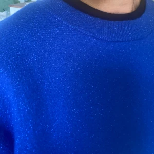 Glittrig tröja - Fin glittrig tröja från H&M i nyskick.