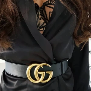 Äkta Gucci skärp - Svart äkta Gucci skärp. Äkta läder med gulddetaljer. Nypris 3500 kr  Kvitto finns och dustbag. Mått : Bredd 4cm Längd 100cm