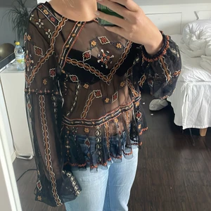 Blus  - Jätte fin blus från free people, köpt second hand💗 Lappen kvar och inga tecken på användning💗 Köparen står för frakt och pris kan diskuteras, nypris ca 1 300kr