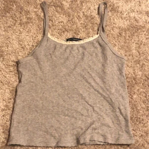 brandy melville pyjamas  - supergulligt brandy melville pyjamaslinne som inte kommer till användning längre. så fint skick och bra kvalitet på tyget, mjuk och som ny. stretchingt material. 