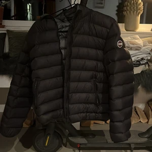 Colmar jacka - Använd fåtal gånger och perfekt nu till vintern. Köpt på kidsbrandstore förra vintern för 3999kr 90%dun 10% fjädrar