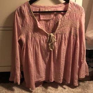 odd molly blus - söt ljusrosa odd molly blus i fint skick. inte så använd. det är en sample - därför finns det ganska få av just denna modell. pris kan diskuteras!