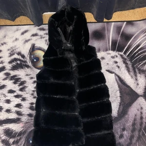 Pälsväst - En använd väst i fint stick förutom att den har ett hål vid fickan (syns ej)