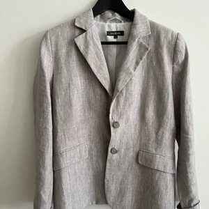 Kavaj, Alice Bizous  - Ljus grå kavaj från Alice Bizous i stl 38. Fint skick✨. 