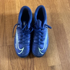 Nike mercurial inomhus fotbollsskor  - Använder inte längre pga att de år för små och vill sälja de. De är i nyskick och inga skador