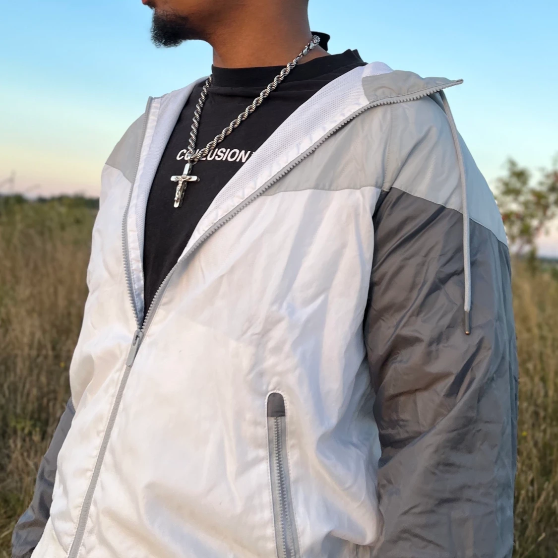 Klassisk vit/grå Nike windbreaker i storlek M