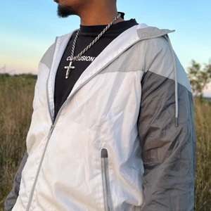 Klassisk vit/grå Nike windbreaker i storlek M - Perfekt jacka för början av höstsäsongen då det kan bli mycket blåsigt och då skyddar denna jackan perfekt. Inte för tjock och inte för tunn. Inga fel på jackan förutom några småfläckar på slutet av ärmarna. Enkel att matcha med sin outfit. 