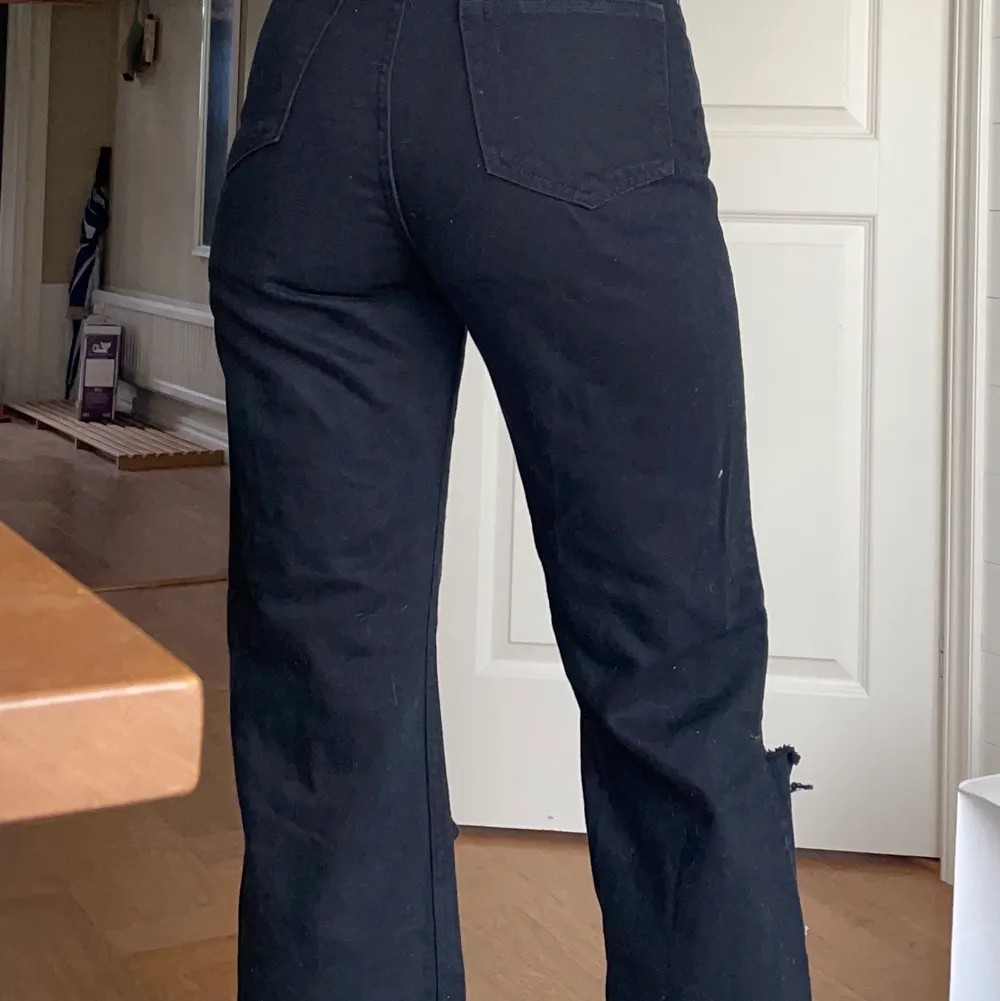 Högmidjade snygga raka jeans med hål vid knäna. Ursprungligen från weekday. Använd fåtal gånger, bra skick. Jag är 172 och relativt bra, 170 och kortare är nog perfekt för dessa. . Jeans & Byxor.