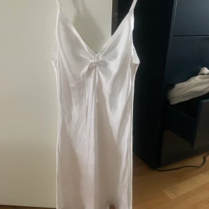 bikbok - säljer denna jätte fina vita klänning från bikbok helt oanvänd, i storlek 36. Köpt för 400🫶🏻