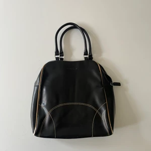 🖤 Vintage handväska 🖤 - Svart liten handväska köpt secondhand men sparsamt använd! Lite naturligt slitage se bild 3 🖤