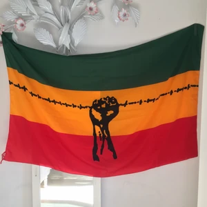 Flagga - Flagga eller en stor duck men mer som flagga är det. Storlek på  längd 1,49 cm och bred är 96cm 