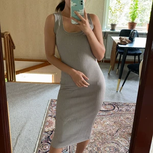 Lång klänning från hm storlek S - Super fint klänning. Jag är 160cm