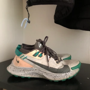 Nike löpning skor - Nike pegasus trail 2 😍, det skönaste jag har haft. Har haft dem i 5 månader nu. Fördelen med dessa skor är att dem är breda och sköna att gå i. Passar perfekt för dem som löpar ute. Jag pringer inte därför tänker jag sälja dem.  Ordinarie pris 1100kr  