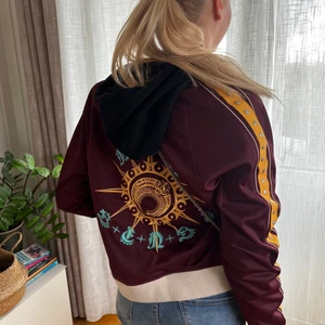 Bomber jacka  - Den coolaste bomber jackan från Mathilde. Knappt använd! Nypris: 1400kr Pris kan diskuteras vid snabb affär 