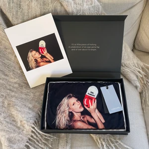 Limitato  - Säljer en Limitato t-shirt från en av dem första kollektionerna. Äktahetsintyg finns med på bilden. Det är pyttesmå hål framme som knappt syns. Skick 6,5/10 