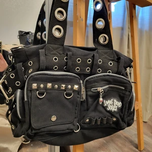 Living dead souls väska - Jättesnygg alt väska 💞 från märket Living Dead Souls, jättebra skick! Inga synliga skador dock saknas en kedja och ett band till väskan som originellt finns med, påverkar absolut inte hur den bärs. Möts upp i Stockholm eller fraktar med spårbarhet frakt 