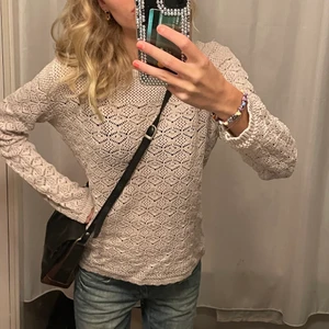 Stickad tröja - Så gullig stickad tröja köpt secondhand🥰🥰passar mig som har storlek xs men passar även större! Perfekt tröja nu till hösten💗