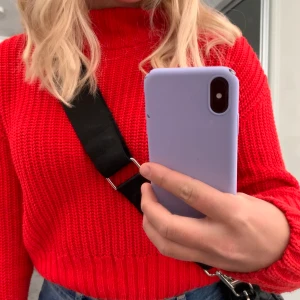 Stickad tröja  - Säljer denna knallröda stickade tröjan ifrån Hm. Säljer för att jag inte använt den på jätte länge och den är kort. En perfekt stickad tröja nu till vintern och julen. 