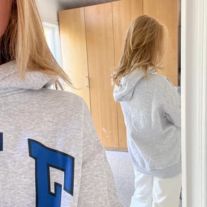 Hoodie  - Säljer denna så nice grå hoodien. Lång i ärmarna och stor i modellen! 💕🌟 