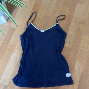 Odd Molly linne - Ett Odd Molly linne som jag köpte för många år sedan, använt ett fåtal gånger och såg nu att det var ett sampel från Odd Molly. (frakten blir kostnaden för frimärkerna)