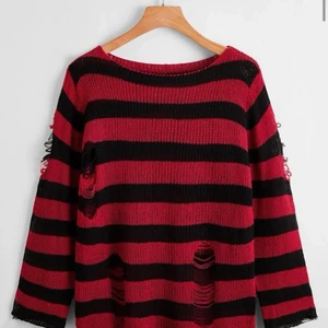 Stickad tröja - Säljer denna tröja eftersom jag ej har användning för dem o knappt använd. för mer information och bilder på plagget är de bara o höra av sig!⚠️TAR BARA SWISH⚠️