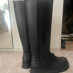 Boots  - Fake läder boots från monki. Super fina nu till hösten💗. Endast använda en gång. Priset kan diskuteras!