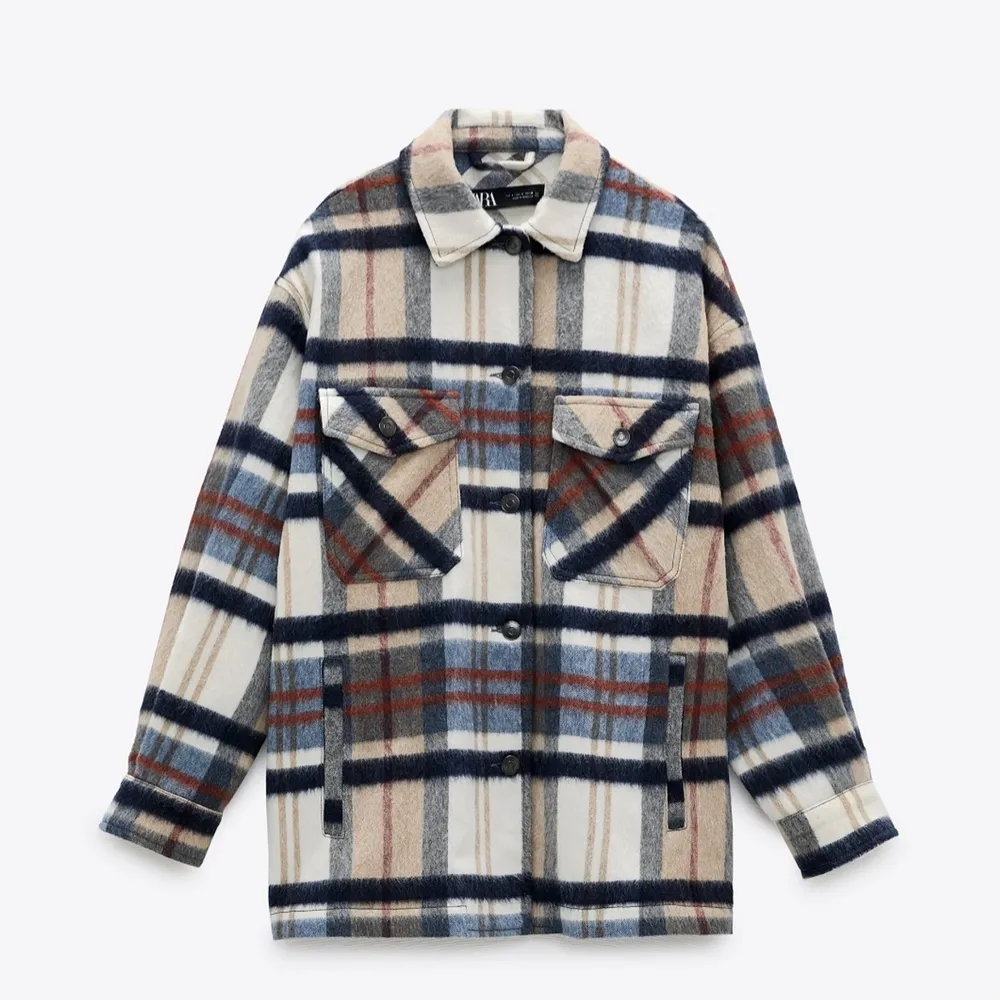 Snygg jacka från Zara stl L Själv är jag S/M o tycker den är perfekt oversize  Köpt förra årer o är sparsamt använd. Perfekt att ha nu! . Jackor.