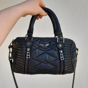 Zadig väska - INTRESSEKOLL!  Funderar på att sälja min zadig väska för att den inte kommer till så mycket användning längre.   Det är modellen sunny i storlek S och den är i ett bra skick.   Säljer den INTE under 2000💗💞 Många intresserade= budgivning 