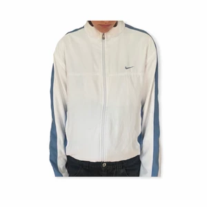 Nike tröja  - nice retro nike jacka! Finns ingen lapp med strl men skulle säga att det är en S/M. 💙 (2 små fläckar som knappt syns)
