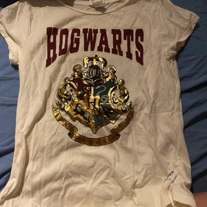 Hogwarts tröja  - Tröja med hogwarts tryck. Aldrig använd 