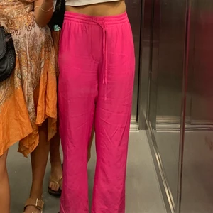 Rosa raka byxor - Stark rosa färg. Raka långa byxor från zara. Perfekta sommarbyxan. Storlek M. Använda ett fåtal gånger. Materialet är viskos så väldigt luftigt och fladdrigt. 