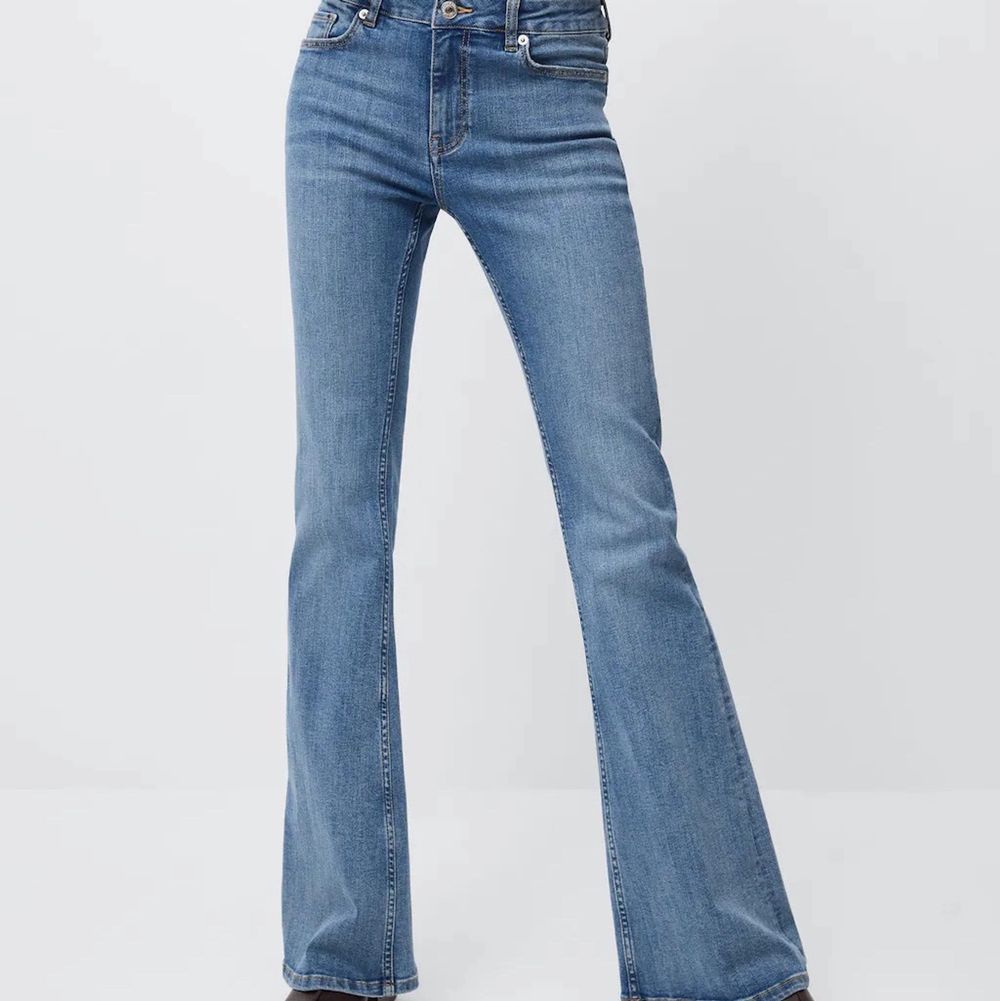 Säljer ett par helt oanvända jeans från Mango. Dom är i en så fin blå färg som passar perfekt nu till sommaren🌊  Storlek 38 men passar snarare 36 alldeles perfekt! Kan tänka mig att gå ner i pris🥰. Jeans & Byxor.