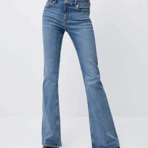 Säljer ett par helt oanvända jeans från Mango. Dom är i en så fin blå färg som passar perfekt nu till sommaren🌊  Storlek 38 men passar snarare 36 alldeles perfekt! Kan tänka mig att gå ner i pris🥰