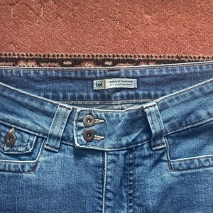 Lågmidjade Lee Jeans - Lee Jeans i modellen natural bootcut Står ingen storlek men passar mig som kan ha s, 36 och 38 beroende på märke. Är däremot för korta för mig som 176cm passar någon som är ca 165 cm lång. Kom med bud!  Har rätt att neka. :)