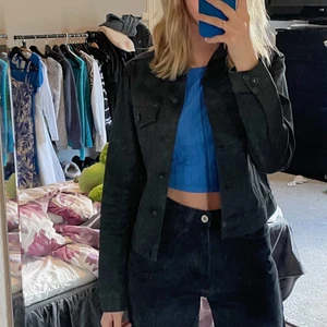Tiger of sweden jacka - Svart jeansjacka i storlek xs! Den är i nyskick💞 nypris ca 1500kr, säljs ej längre. 