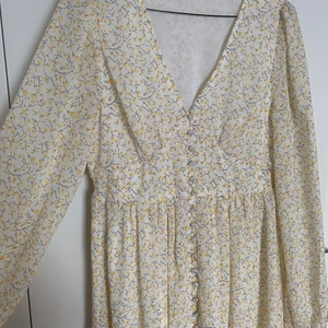 Klänning från ONLY - Gul/vit/blommig klänning från ONLY. Storlek S! Använd endast 1 gång. Köparen står för frakten🌼