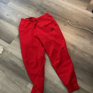 Nike  - Röda Nike tech Byxor , köpt för 1099kr  Pris kan diskuteras 