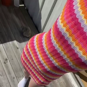 Bershka klänning - Den populära Bershka klänningen är nu tillsalu!! Den har inga defekter alls och är en riktigt fin sommarklänning!! Den är lite ihålig vilket gör att den inte alls blir lika varm som de ser ut!!❤️ köp direkt för 500❤️