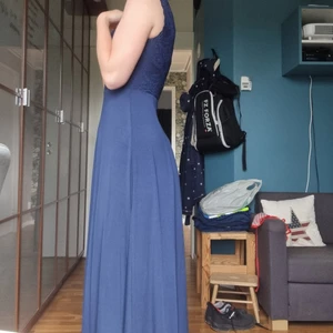 Chiara Forthi långklänning - Mörkblå långklänning som slutar vid fötterna med spets på överdelen och dubbla kjolar i rak passform. Använts två gånger men är nu för liten. Ursprungspris 1.200